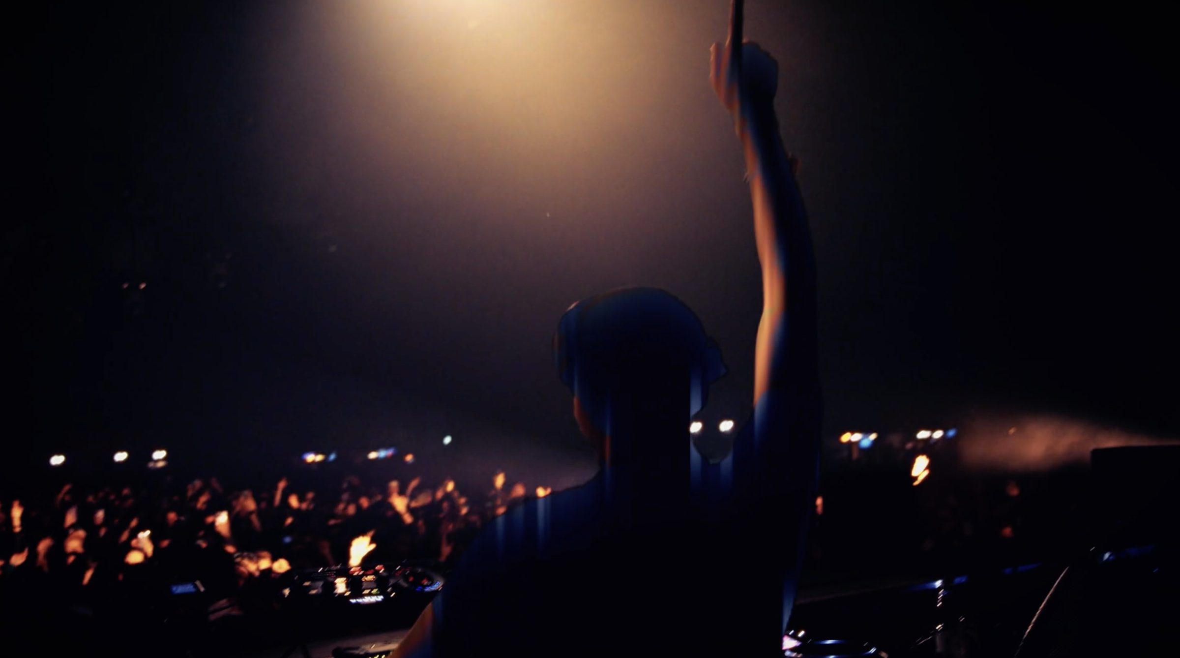 DJ beim Open Beatz Festival vor jubelnder Crowd bei Nacht